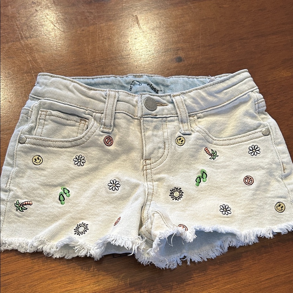 Art Class Cream Embroidered Kids Shorts size 6/7